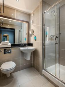 Academy Plaza Hotel tesisinde bir banyo