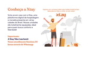 Une femme avec ses bras dans l'air avec une valise et un volant de vacances dans l'établissement Easy Life Campus PUC by Xtay: Sua moradia em Curitiba, à Curitiba