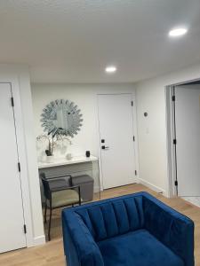 Stylish 2 Bedroom suite in SW Edmonton close to Windermere and Edmonton International Airport休息區