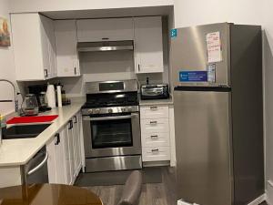 Una cocina o cocineta en Modern Cozy 2 bedroom basement Near WEM