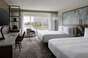 ein Hotelzimmer mit 2 Betten und einem Fenster in der Unterkunft Marriott Dallas Las Colinas in Irving