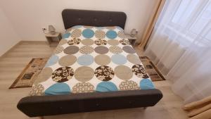 - une chaise avec couverture dans la chambre dans l'établissement Comodo Apartment, à Turda