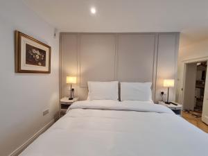 Katil atau katil-katil dalam bilik di Pembroke Guest Suite