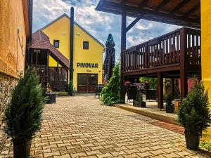 un bâtiment jaune avec un panneau indiquant le phoénix dans l'établissement Pivovar Pod Lípou Kyšice, à Kyšice