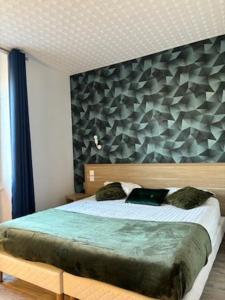 1 dormitorio con 1 cama grande y pared en Hotel De La Mer, en Saint-Malo