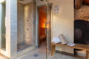 een douche met een glazen deur in de badkamer bij Villa Romantica Wellness & SPA in Lucca