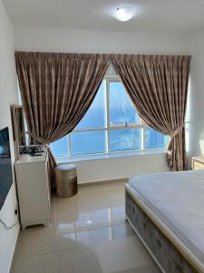 Ft 30f R2 SeaView Room at Beach with separate bath tesisinde bir odada yatak veya yataklar