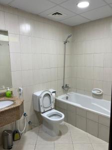 Ft 30f R2 SeaView Room at Beach with separate bath tesisinde bir banyo