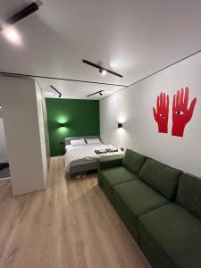 uma sala de estar com um sofá e uma cama em Fancy appartment em Poltava