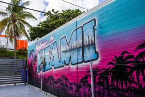 Gambar di galeri bagi Unique Miami Art Escape w/ HotTub, Arcade & Murals di Miami