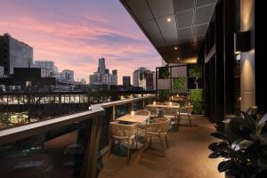 Um restaurante ou outro lugar para comer em Dorsett Melbourne