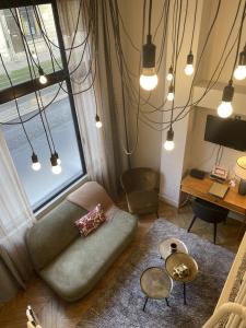 een woonkamer met een bank en een groot raam bij Loft Royal des Promenades in Reims