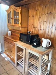 Una cocina o kitchenette en Cosy mountain apartment 5min walk from Gondola