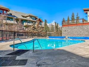 La pileta dentro o cerca de Canmore Mountain view loft apartment heated outdoor pool