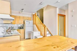 Una cocina o kitchenette en Canmore Mountain view loft apartment heated outdoor pool