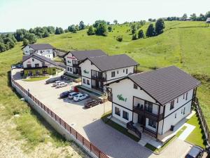 una vista sul tetto di un edificio con parcheggio di Sat de Vacanta Martisorul Cacica a Suceava