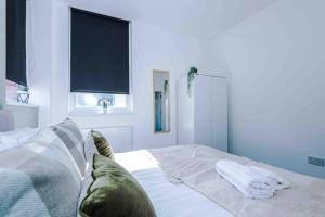 Tempat tidur dalam kamar di Spacious One-Bedroom Apartment in Saint Helens