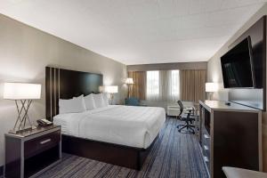 A bed or beds in a room at Best Western Plus Reading Inn & Suites