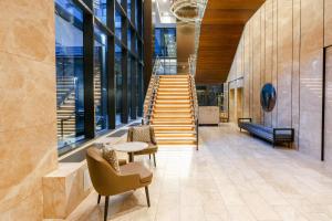 un vestíbulo con una escalera, sillas y una mesa en Sutton Place Hotel Toronto, en Toronto