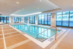 una piscina en un edificio con ventanas en Sutton Place Hotel Toronto, en Toronto