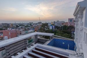 Kolam renang di atau di dekat NMS GRAND VIEW TOWER