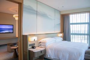 Four Points by Sheraton Wuhan, Jiangxia 객실 침대