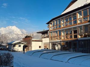 ein Gebäude mit einem Zug davor im Schnee in der Unterkunft Martinshof in Sankt Johann in Tirol