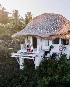 Um jardim em Tropical Glamping Nusa Penida Diamond Beach - Cliff Side Edge