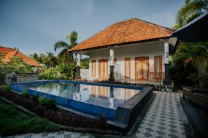 uma casa com piscina em frente a uma casa em The Dagan Bungalow em Nusa Penida