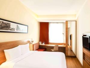 Rúm í herbergi á ibis Navi Mumbai - An Accor Brand