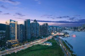 una ciudad por la noche con un río y edificios en Hilton Zhuhai, en Zhuhai