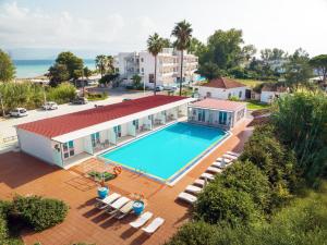 - une vue aérienne sur une maison avec une piscine dans l'établissement Cavomarina Beach- Adults Only, à Kavos