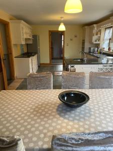 Una cocina o cocineta en Letterfrack Farm Cottage in village on a farm beside Connemara National Park