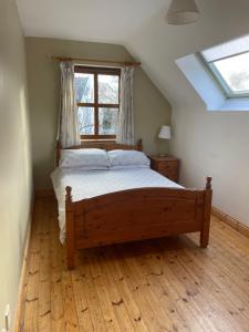 Una cama o camas en una habitación de Letterfrack Farm Cottage in village on a farm beside Connemara National Park