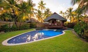 una piscina in un cortile con gazebo di NANNAI Muro Alto a Porto De Galinhas