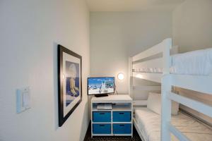 una camera con letto a castello e scrivania con computer di Best Western Premier - The Tides a Orange Beach