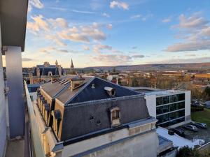 una vista desde el techo de un edificio en Studio avenue de Champagne, en Épernay