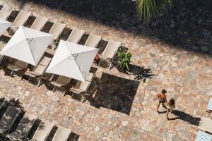 een uitzicht op een groep tafels en stoelen met parasols bij Sheraton Princess Kaiulani in Honolulu