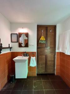 Un baño de House of Harmony, Auroville