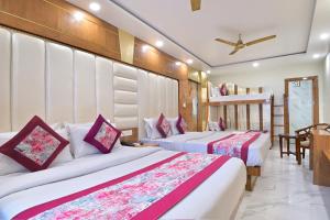 duas camas num quarto de hotel com duas camas em Hotel Glow Inn Paharganj-3 Mins Walk From New Delhi Railway Station em Nova Deli