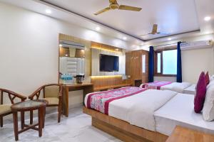 um quarto de hotel com duas camas e uma cozinha em Hotel Glow Inn Paharganj-3 Mins Walk From New Delhi Railway Station em Nova Deli