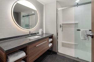 Courtyard by Marriott Bettendorf tesisinde bir banyo