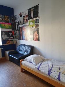 - une chambre avec un lit, un canapé et des affiches dans l'établissement Kulturschutzgebiet, à Dresde