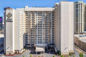 - un grand bâtiment blanc avec un panneau dans l'établissement Hilton Vacation Club Polo Towers Las Vegas, à Las Vegas