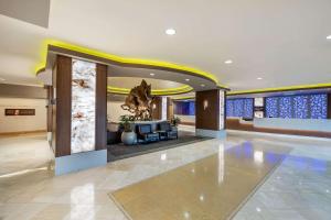 un hall d'un hôtel avec un dinosaure sur le mur dans l'établissement Hilton Vacation Club Polo Towers Las Vegas, à Las Vegas