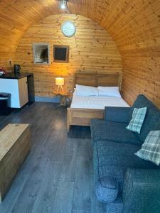 Postelja oz. postelje v sobi nastanitve Original Glamping Pod with Hot Tub