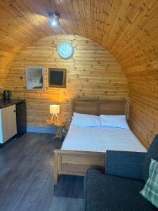 Postelja oz. postelje v sobi nastanitve Original Glamping Pod with Hot Tub