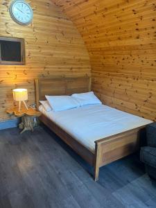 Postelja oz. postelje v sobi nastanitve Original Glamping Pod with Hot Tub