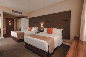 Tempat tidur dalam kamar di Paseo La Galería Hotel & Suites