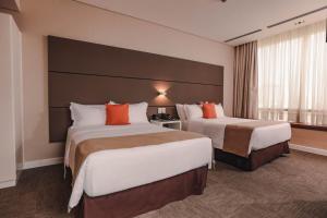 Tempat tidur dalam kamar di Paseo La Galería Hotel & Suites